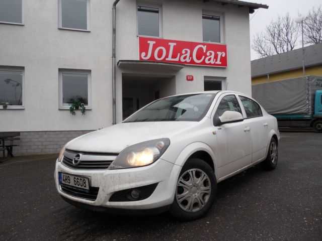 Opel Astra sedan 85kW benzin 201109