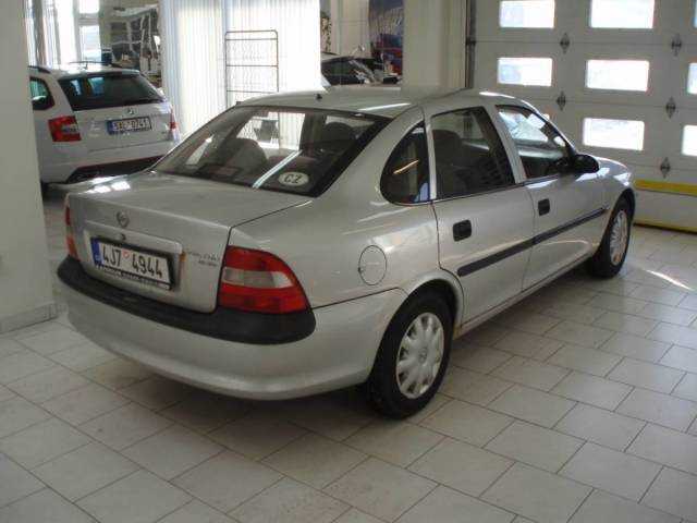 Opel Vectra sedan 74kW benzin 199712