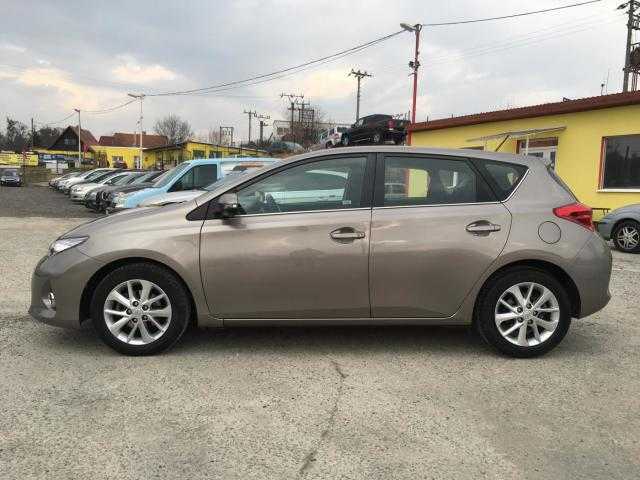 Toyota Auris hatchback 66kW nafta 201309