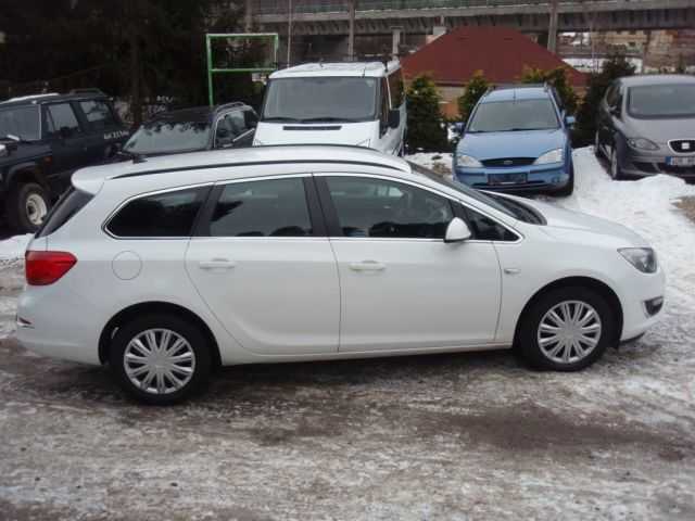 Opel Astra kombi 81kW nafta 2013