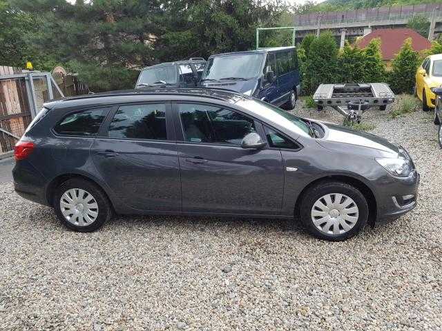 Opel Astra kombi 81kW nafta 2013