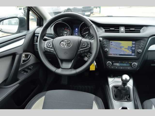 Toyota Avensis kombi 105kW nafta 201604