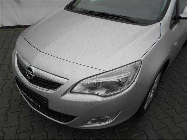 Opel Astra kombi 92kW nafta 201103