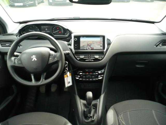 Peugeot 208 hatchback 50kW nafta 2012