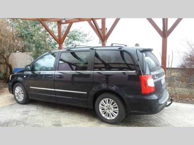 Lancia Voyager MPV 120kW nafta 2012